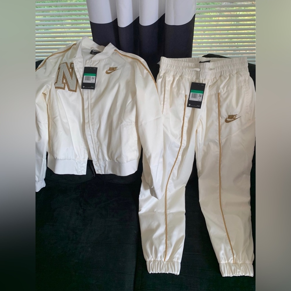 🚨SOLD🚨Cream/gold Nike 2 pc Set sz kids XL(14-16)